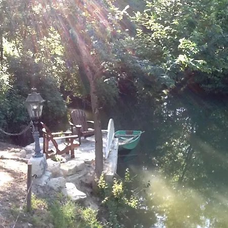 Couette-café En Bord De Rivière 4*