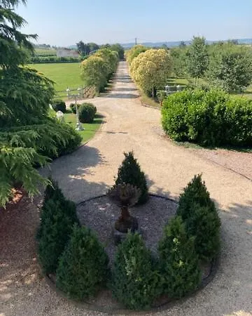 En Bord De Riviere 4*