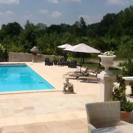 Couette-café En Bord De Rivière