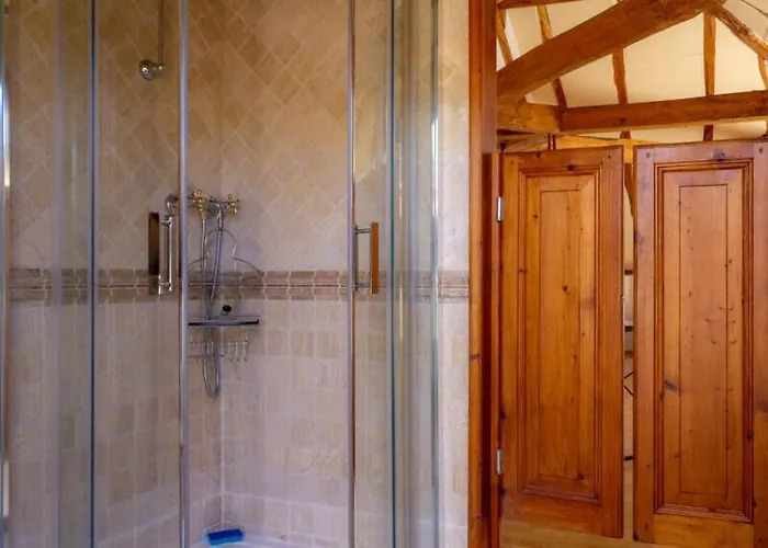 En Bord De Riviere 4*